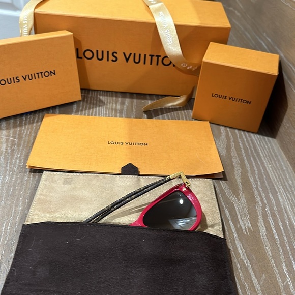 Louis Vuitton,three-way red sunglasses with Louis Vuitton, monogram on the sides - Picture 13 of 13